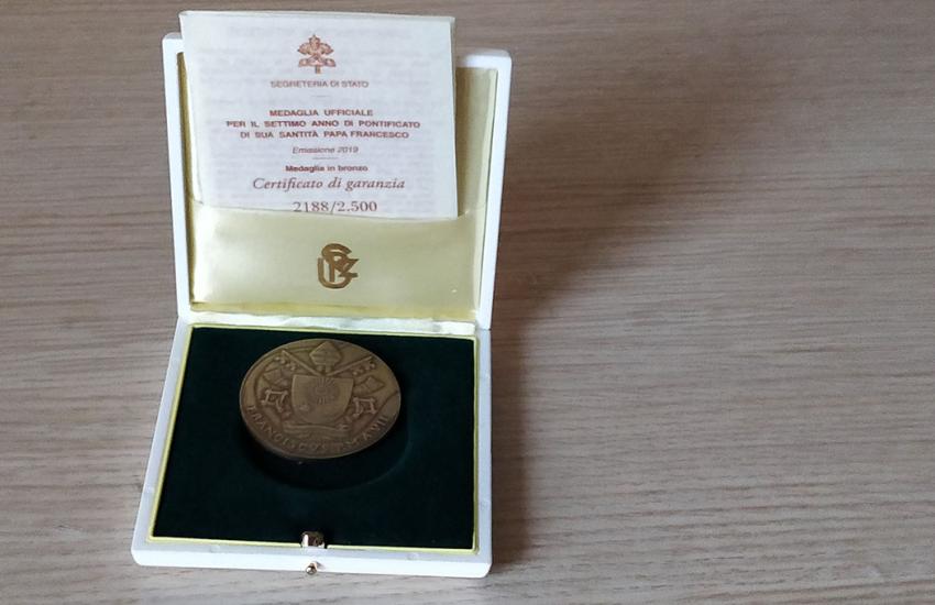 Pope-Frnacis-medal